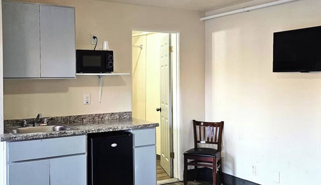 2 Neat, Essentials-Ready Rooms Near Restaurants & the Hollywood Theater