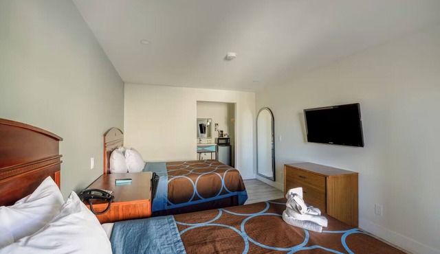 2 Nostalgic Rooms w/2 Queen Beds w/Retro Décor - Escape Along Route 66