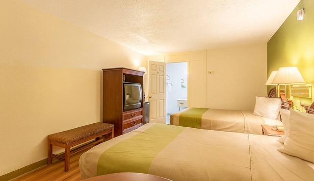 2 Perfect Stopover Rooms Off I-95 w/Breakfast & Close to Local Restaurants