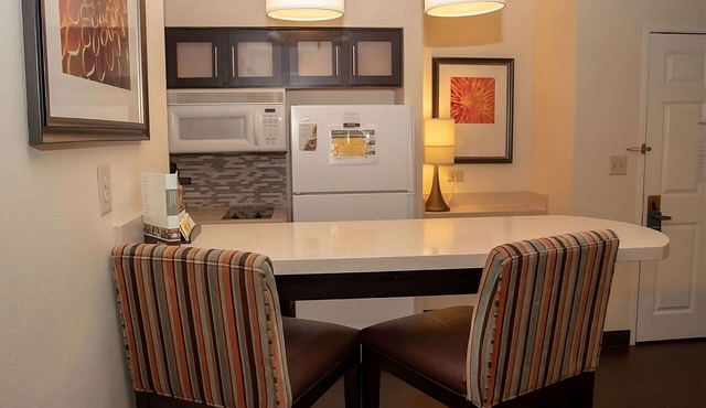 2 Pet-friendly Suites with Full Kitchens! Near The Alamo! W/Outdoor Pool!