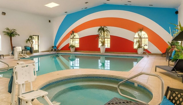 2 Pet-friendly Units Near Navajo Nation Council Chambers! Pool Access & Hot Tub!