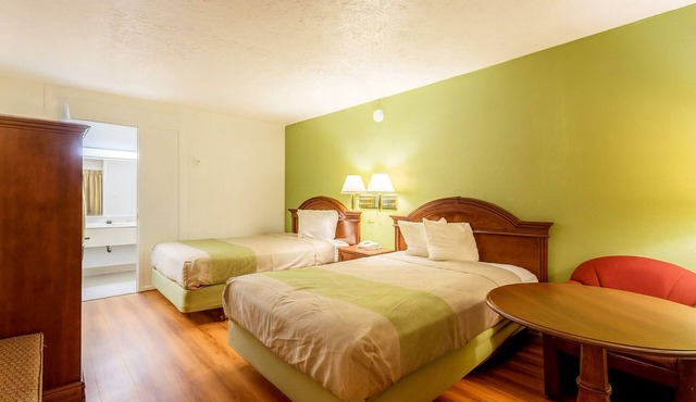 2 Pleasant Rooms for Passing Travelers w/Breakfast & Easy I-95 Access