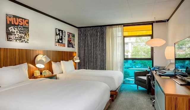 2 Pool View Units, 5-minute walk to Back Bay Fens! Valet Parking, Pool, Garden!