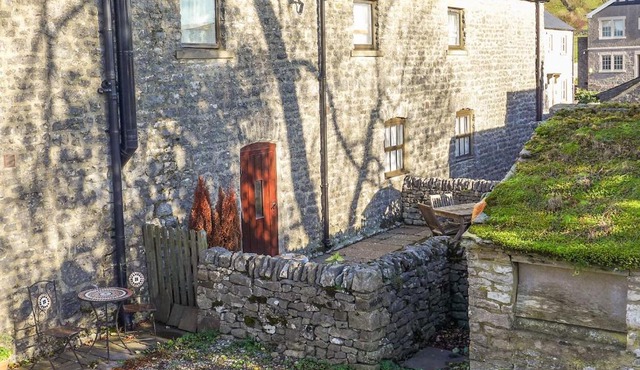 2 Primitive Mews