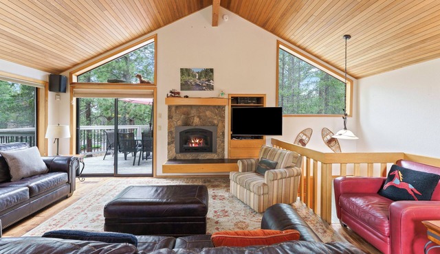 2 Quail Lane - Elegant & Modern, 3 Min. Walk to SHARC & Passes, Hot Tub, Fireplace, Bikes