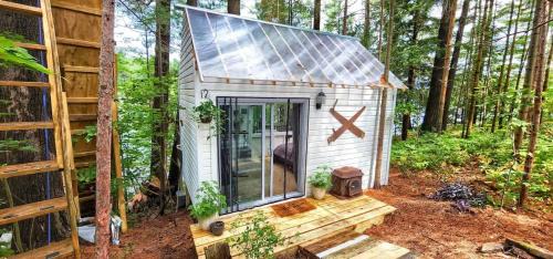 2 Romantic Island Cabins for 5 - Hot Tub Boat