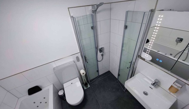 2 Rooms Kitchen Whirlpool Shower-Toilet 75"SAT-TV Terrace Parking for 4+2 Guests