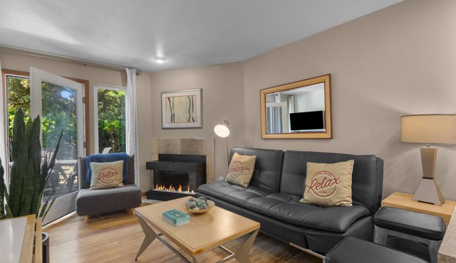 2 Sand Dune: Cozy Town Home | Walk to Beach | Dog-Friendly
