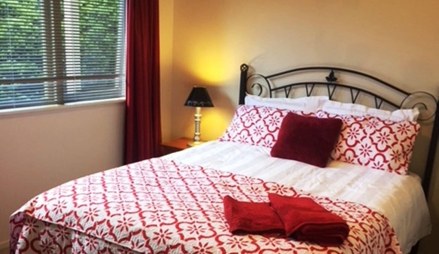 2 seperate sleeping areas, kitchenette & pool. Good for families and groups.
