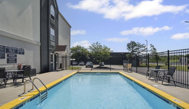 2 Simple and Inviting Rooms w/Seasonal Pool for Easy Getaways