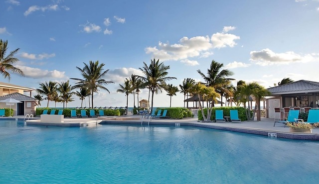 2 Spacious Suites w Full Kitchen, Oceanfront Balcony & Pool - Ideal for Families