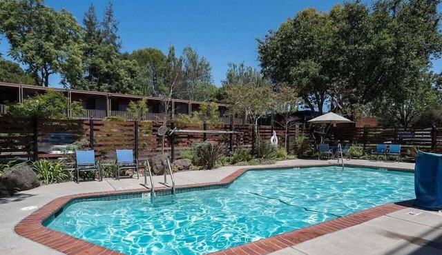 2 Spacious Unit with Heated Pool, Free Breakfast & Parking Near Stanford