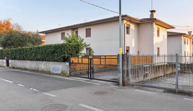 2 steps from Cassola Station to Venice and Bassano