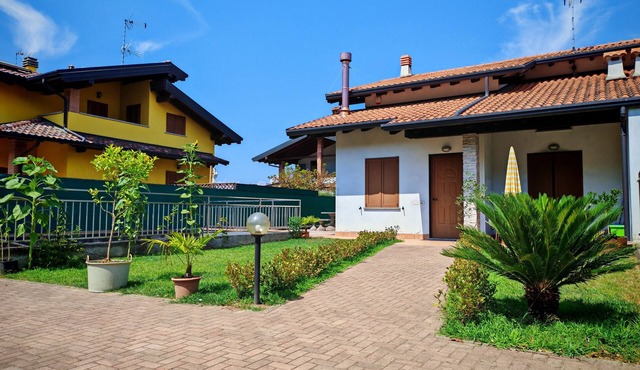 2-story house and courtyard, Lake Major area