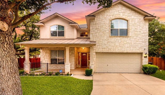 2-story house with back patio, grill, streaming, washer/dryer, & 2 living areas