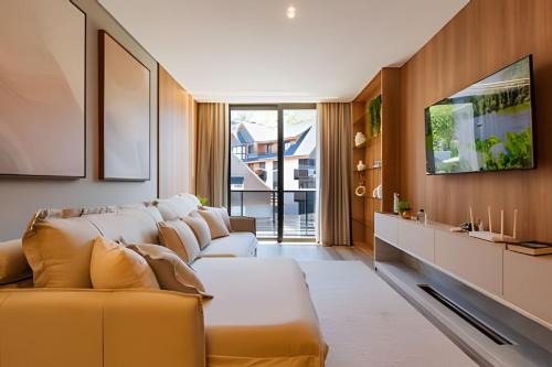 2 suites in downtown with hotel infrastructure.
