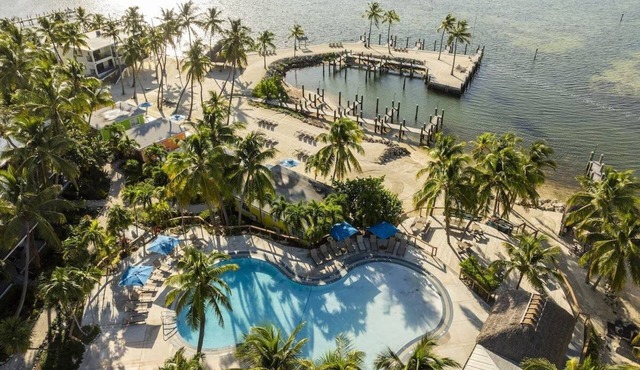 2 Suites w/Queen Beds, Kitchenette, Outdoor Pool, Free Parking & Pet Friendly