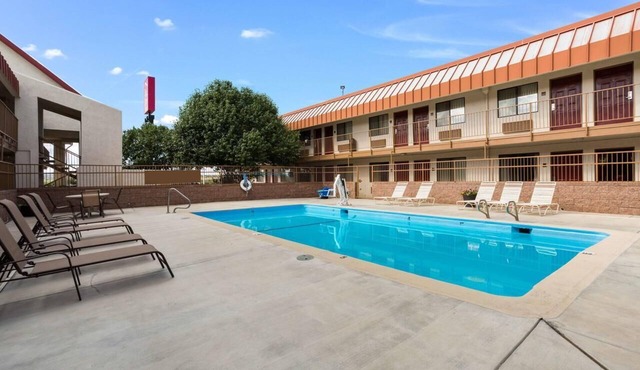 2 Units | Breakfast Included & Pool Access | 6.5 mi to Red Rock hiking adventure