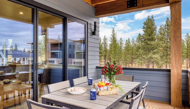 2 Units Deck, Hot Tub, Minutes to Old Bend 1212 Skyline Ranch by Avantstay