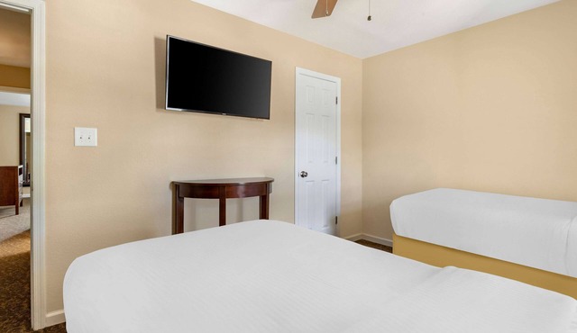 2 Units w/Kitchens Perfect for Families, Onsite Pools, Free Parking!