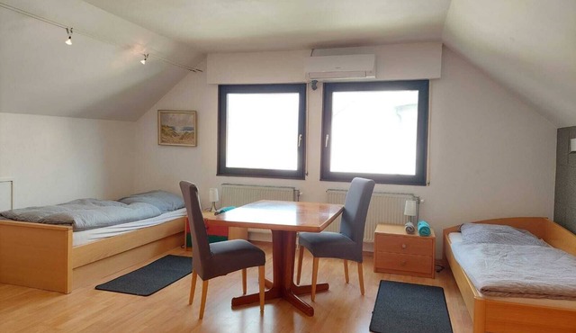2 x 2 beds for 5 persons, close to Erlangen, Nuremberg, Fürth 3km to the A3,