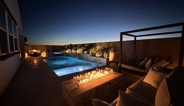 2 yr young Estrella Mountain Ranch Luxurious Home in Goodyear Heated Pool & Spa