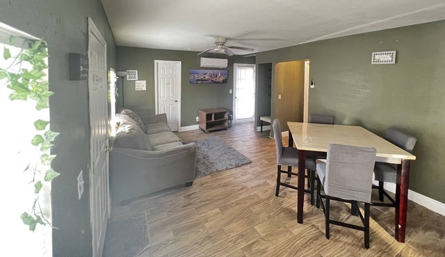 20 minutes to the theme park! Family-sized 2/1 with backyard sleeps 7