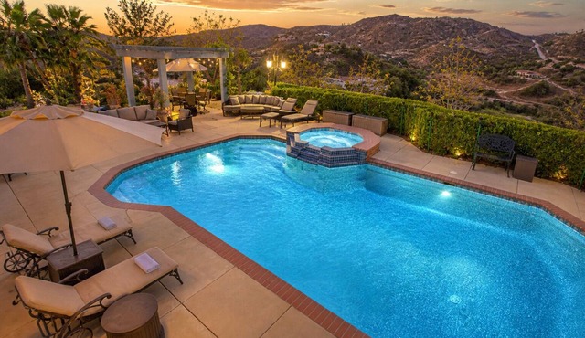 20% Off July! Pool, Jacuzzi, & Amazing Views*