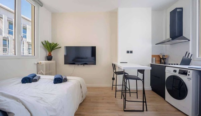 20 - Renovated Studio walking distance to Paris