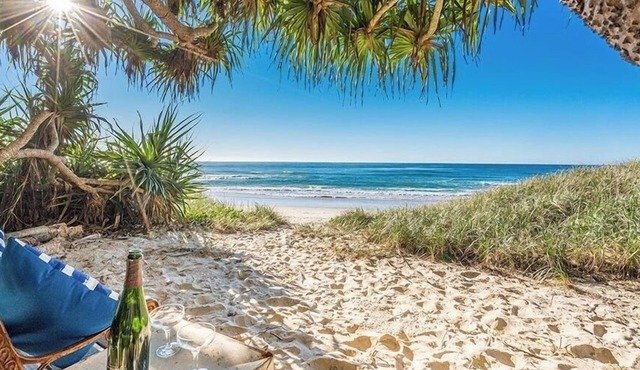 20 Steps - STUNNING Beachfront RETREAT. Private beach access. North Byron