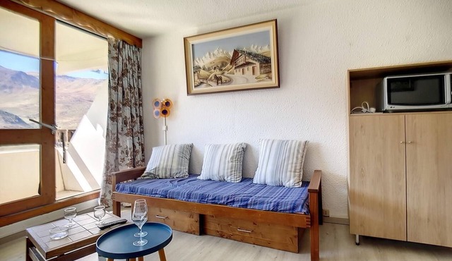200m from resort center, 5th floor, view ski slopes, balcony, tv, ski locker, 26m², Les Menuires
