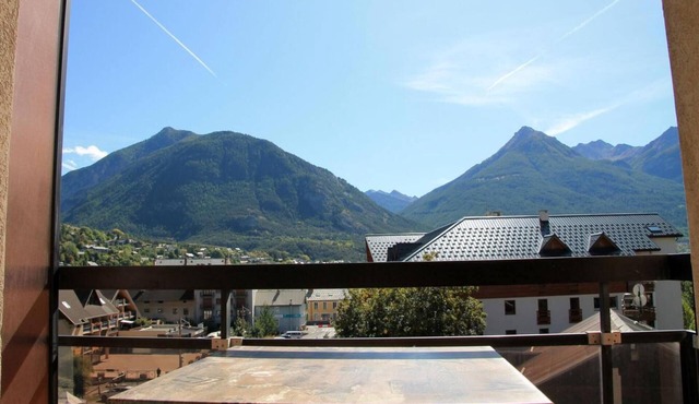 200m from resort center, 4th floor, balcony, tv, ski locker, 30m², Serre Chevalier