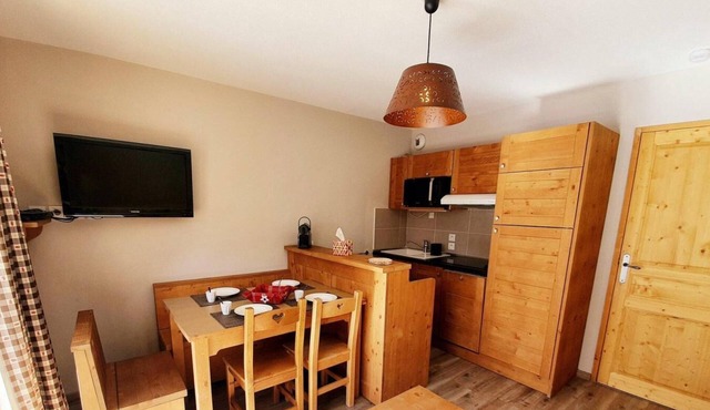 200m from shops, 4th floor, swimming pool, balcony, parking, tv, ski locker, 32m², Vars