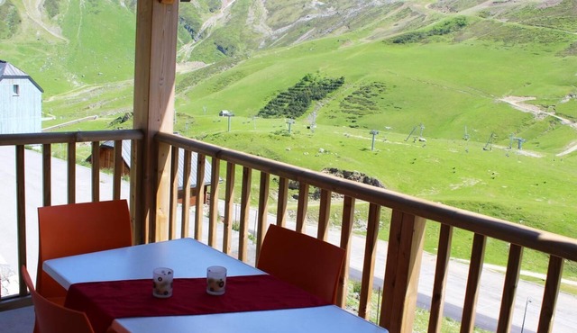200m from shops, view ski slopes/mountain, swimming pool, terrace, parking, tv, ski locker, 64m²
