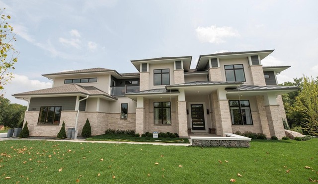 2018 BUILT LUXURY CONTEMPORARY HOME 6400 SQ FEET 20 MINS TO DOWNTOWN MKE