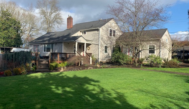 2024 Olympic Trials - 4 Bdrm, 3 Ba, sleeps 8, Hot Tub, Fire Pit, big yard/garden
