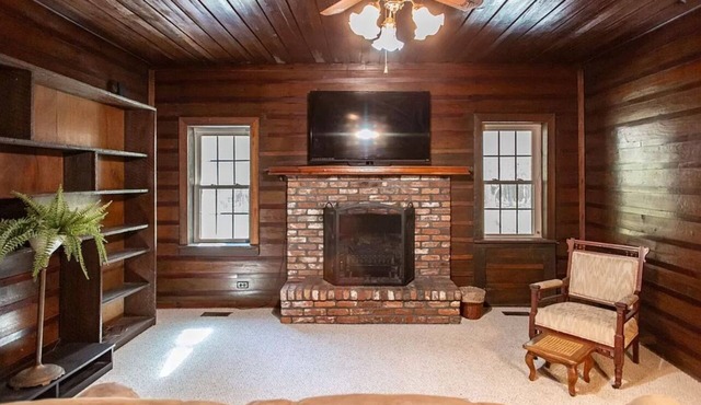 210 Year Old Cozy Cottage that Sits on 75 acres and sleeps 10 comfy
