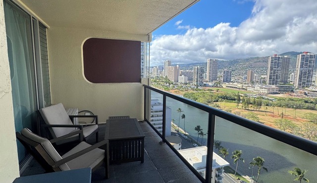 21FL Studio Condo in the heart of Waikiki with free parking