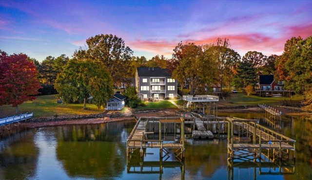 22-Guest Estate Theater 3400ft Dock 2 Kitchens