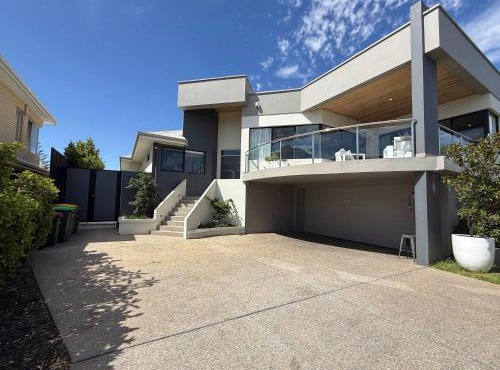 23 Coastline 3-Level Luxe Home Theatre &Pool House