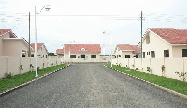 24/7 Secured Gated Community - Luxurious 5 Bedroom Holiday Villa - Tema