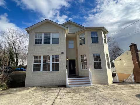 25 - Luxury 4 BR, 2 and half Baths, in Upper Level of the house, and nonsmoking