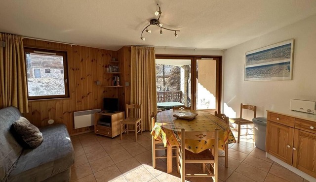 250m from shops, 1st floor, balcony, tv, ski locker, 48m², Vars