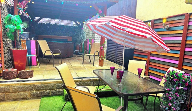"266" 4 STAR! HOT-TUB, LOG-FIRE, BQ, PLAYGROUND, BIKE LOCKUP, Nr Zip World