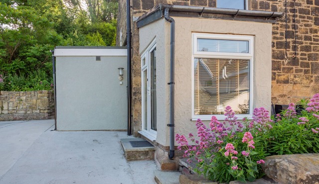 27 GREEN ROAD, pet friendly, character holiday cottage in Brymbo