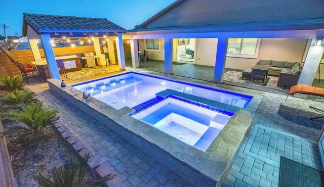 2700 Sq Ft House W/25Foot Heatable - NEW! Pool/Spa