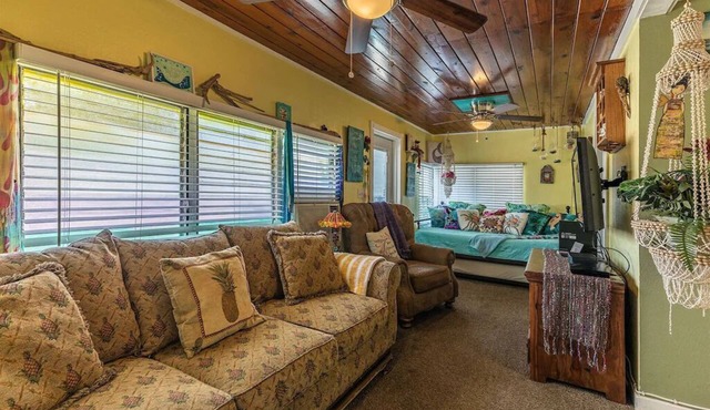 2B/1B sleeps 7 on shared waterfront property - 270' pier, hot tub & amenities