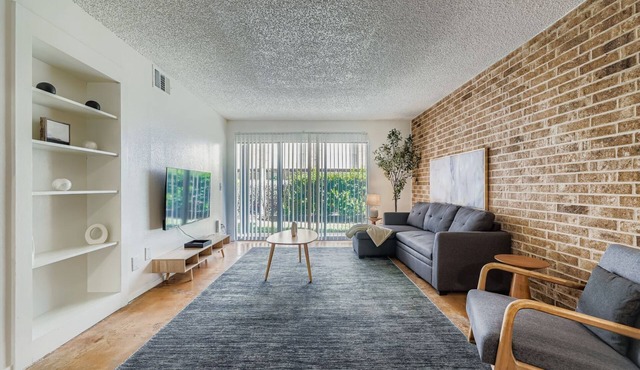 2B Getaway | Sleeps 6 | Pool, Pkg | Walk Dtwn
