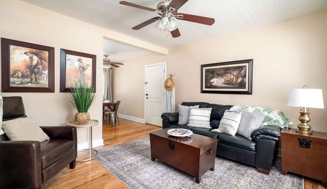 2B1B Steps from the Golf Course, Historic Downtown