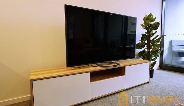 2bd 2bth - Chic Apt in Woden CBD